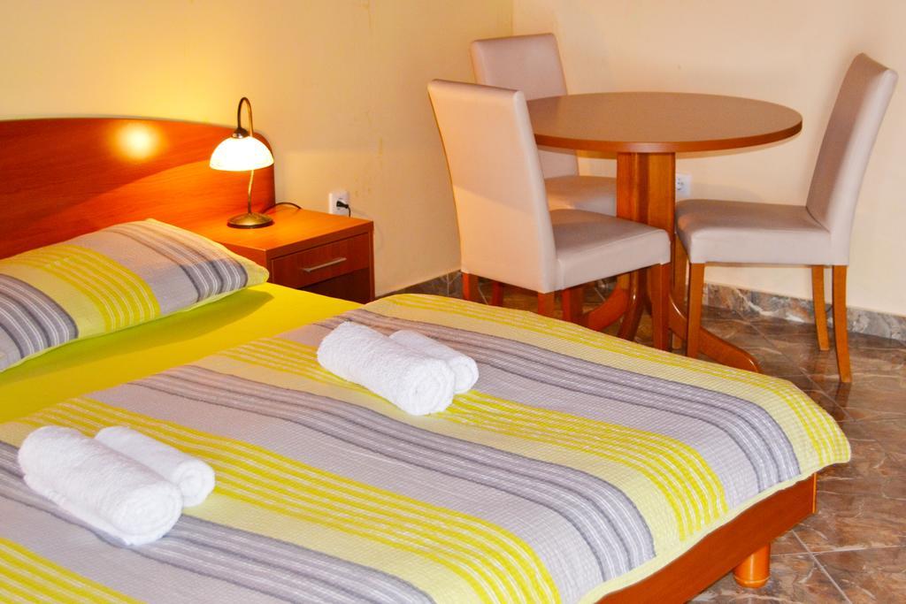 Apartments Barisic Hrvatskih Zrtava 404 Seget Vranjica โตรกีร์ ภายนอก รูปภาพ